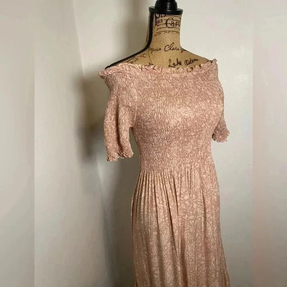 NWOT Urban Outfitters Smocked Off The Shoulder Midi Dress Pink Women’s Medium - Picture 2 of 16